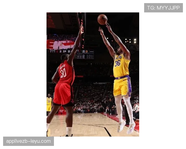 乔·约翰逊突破拉开防守空间提升球队关键时刻得分效率